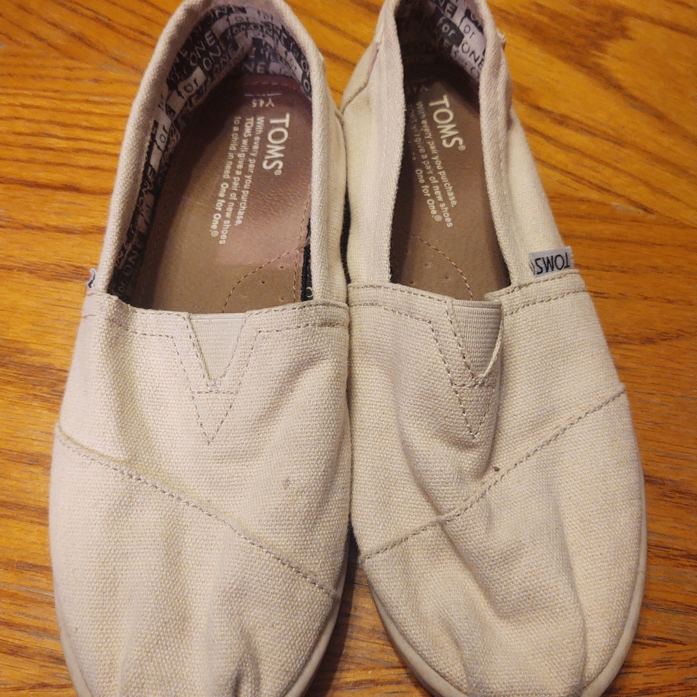 Toms 7 womens / 4.5 youth